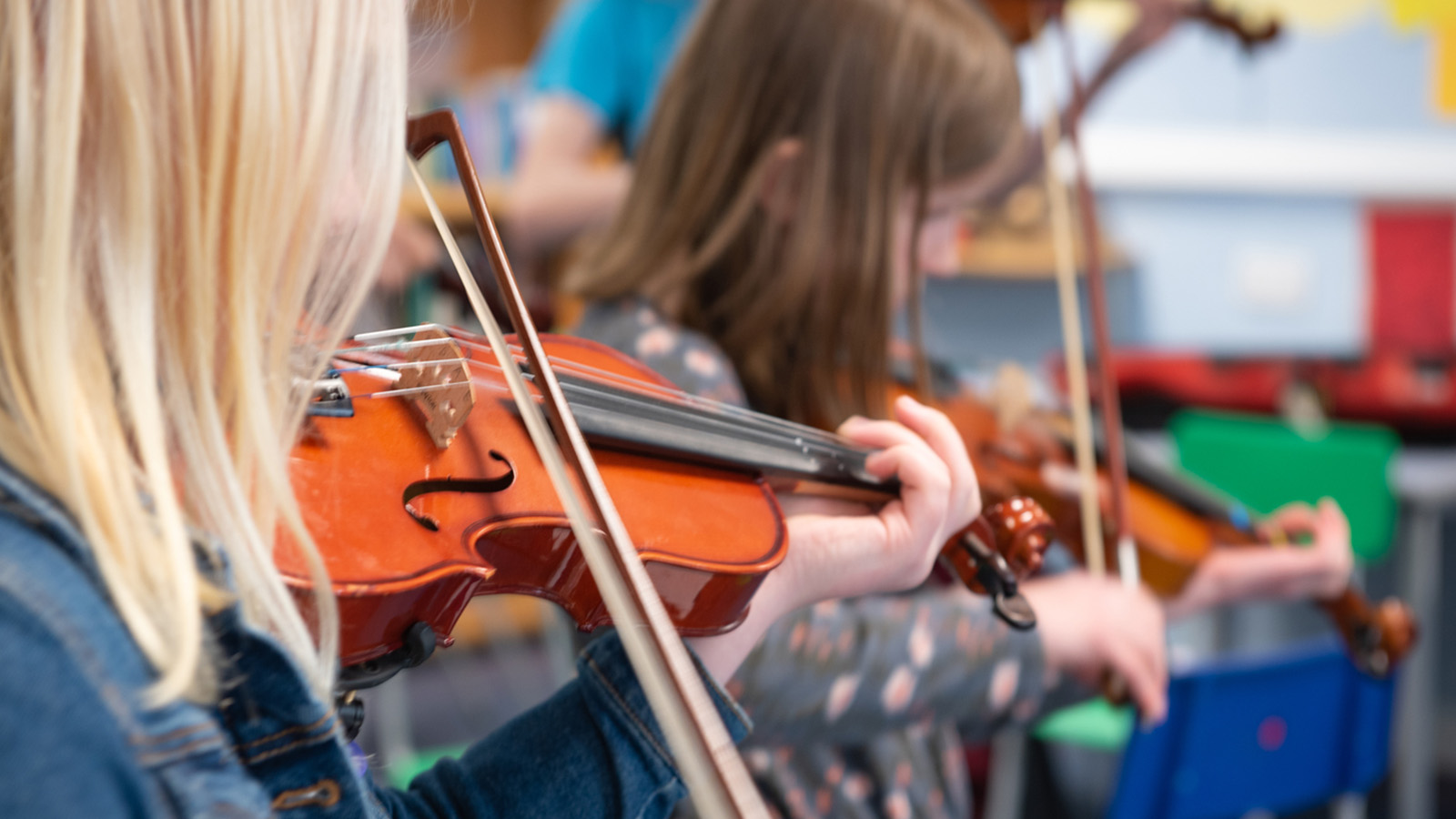Children playing the fiddle at a Fèis Club session